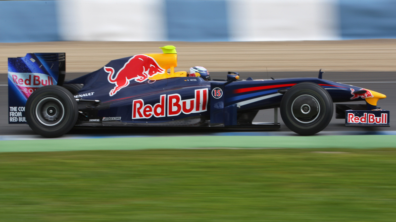 Illustration for article titled Red Bull Racing 2009 RB5 F1 Car Debuts At Circuito De Jerez, Gets Wings